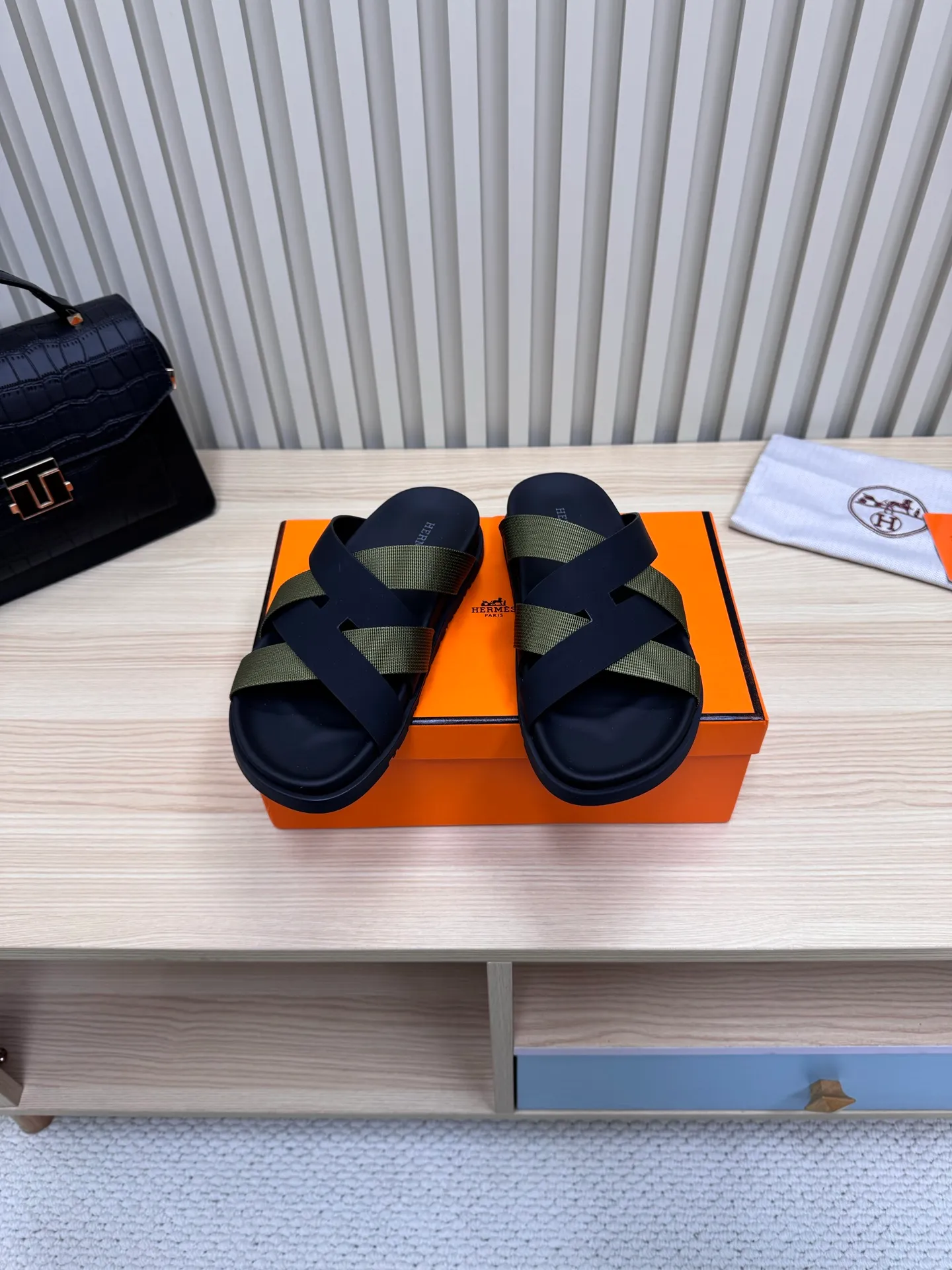 👟👟Ex-factory price 502👟👟 (Top version) Hermes 🐎The extremely popular couple's second uncle slippers/the latest snake print sandals and slippers, paired with various colorful socks, so trendy!  ———————— Upper: imported cowhide/sheep leather/cloth/palmprint leather lining: imported cowhide/sheepskin outsole: Tpu non-slip and wear-resistant outsole Female size: 35-42 (40.41.42 non-returnable and non-exchangeable) Male code: 39-45 (45 non-returnable and non-exchangeable)